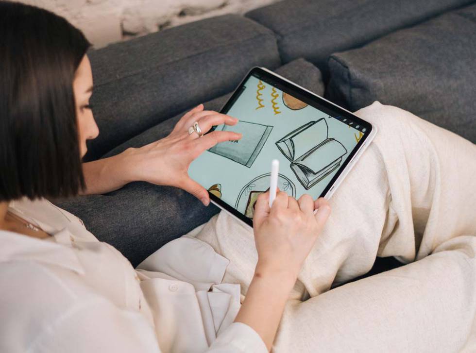 Chica utilizando un iPad Pro