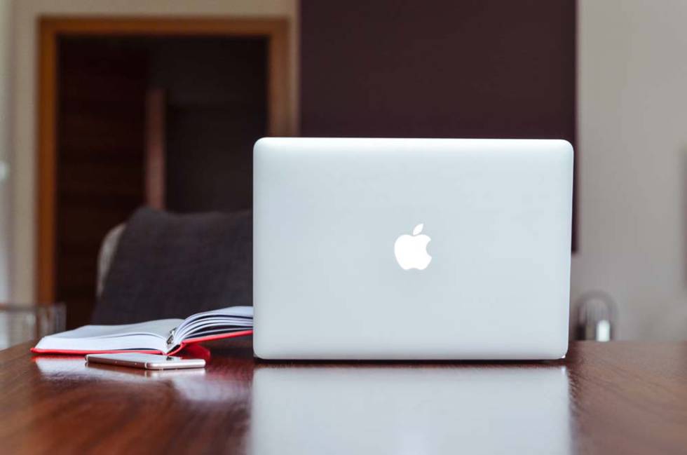 Trasera de un ordenador MacBook de Apple