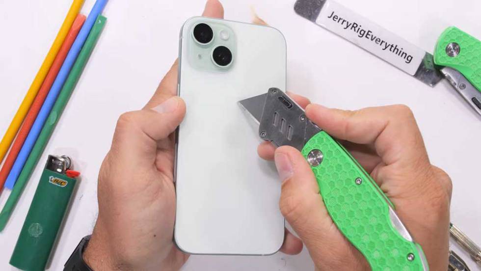 Prueba de resistencia trasera en el iPhone15