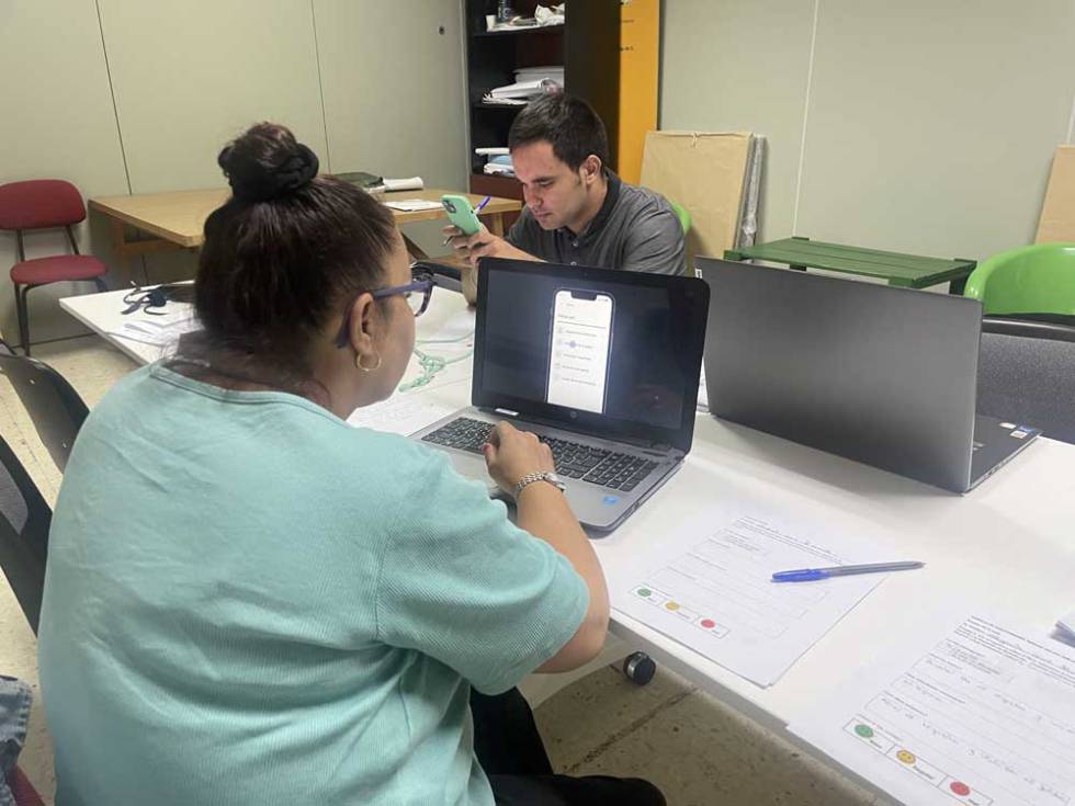 Dos personas validando una app