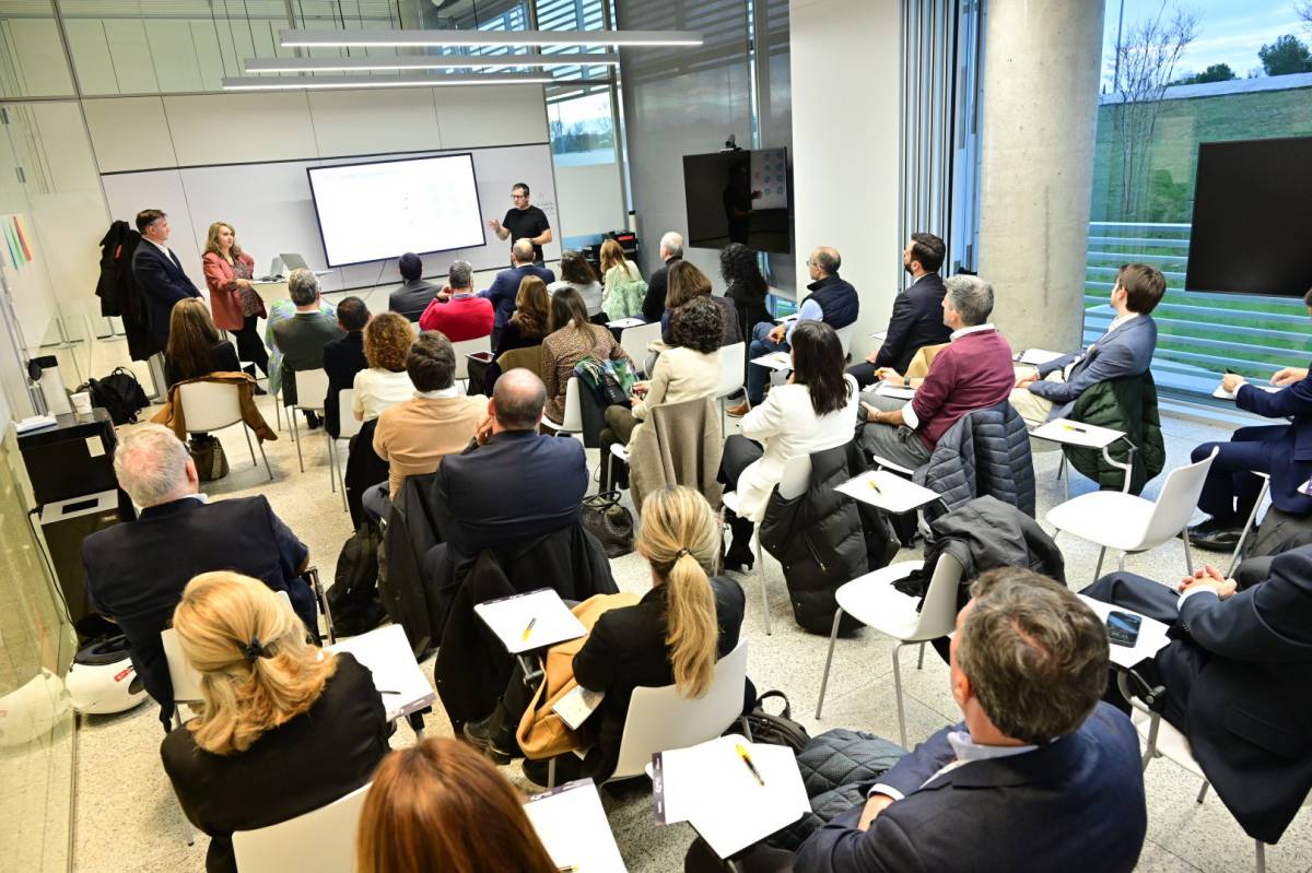 En el fondo a la izquierda, José Medina José Medina, Chief Technology Officer (CTO) de la Región Sur del Grupo Karnov para Francia, España y Portugal; a su derecha, Cristina Retana, directora de Contenidos e Innovación de Aranzadi LA LEY y Patrona de su Fundación; y a la derecha de la pizarra, David Hurtado Torán, Innovation Lead at Microsoft