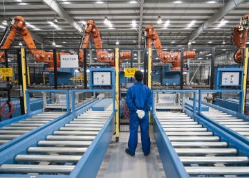 Un operario observa los robots de la fábrica de Gestamp en Kunshan, China.