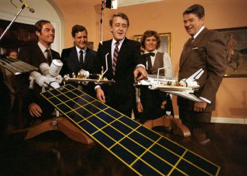 El primer ministro canadiense, Brian Mulroney, (en el centro), mira una maqueta del transbordador 925 en la Casa Blanca, junto a Ronald Reagan (derecha) y varios astronautas en septiembre de 1984.