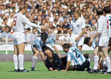 Momentos después de esta escena millones de argentinos veían cómo el colegiado expulsaba a su capitán en el partido contra Inglaterra. Era julio de 1966 y el primer Mundial televisado en Latinoamérica.