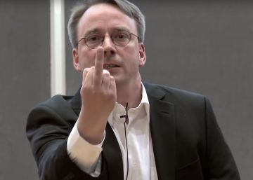 Linus Torvalds, creador del sistema operativo Linux, saluda a la cámara.