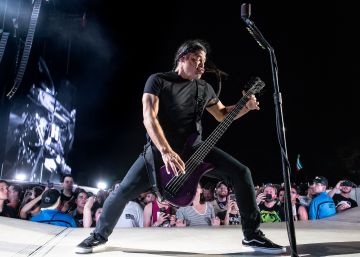 Robert Trujillo, bajista de Metallica, durante un concierto.
