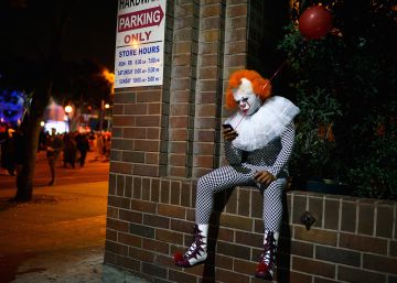 Un hombre disfrazado de payaso la noche de Halloween en California.