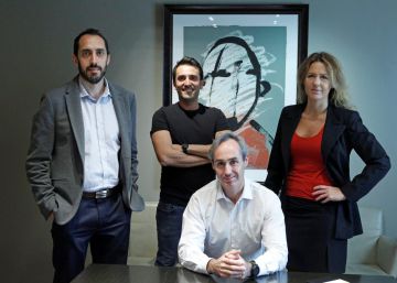 Sentado, el consejero delegado de Evo Banco, Enrique Tellado. De pie, el responsable del equipo de preventa de Google Cloud en Iberia, Javier Martínez; Xabi Uribe-Etxebarria, CEO y fundador de Sherpa; y Patricia Santoni, responsable de Corporate & Innovation para empresas en Vodafone España.