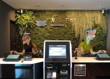 Recepción del hotel Henn na, en Nagasaki (Japón), donde todos los trabajadores eran robots hasta ahora.