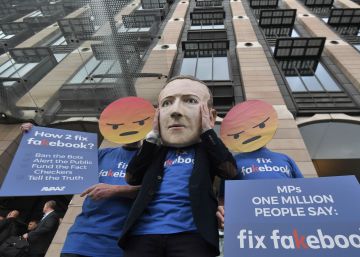 Una persona protesta frente a Portcullis House en Westminster, Londres, como protesta por la comparecencia de Mike Schroepfer, CTO Facebook, ante el Parlamento.