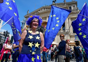 Manifestantes en la marcha 'Una Europa para todos' el 19 de marzo en Fráncfort, Alemania.