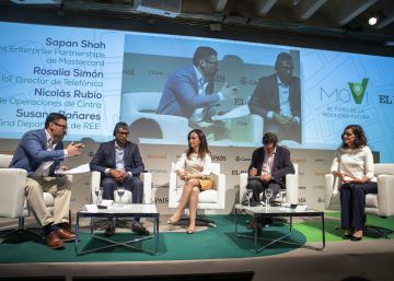 De izqda a dcha: el periodista Fernando Gualdoni; Sapan Shah, de Mastercard; Rosalía Simón, de Telefónica; Nicolás Rubio, de Cintra; y Susana Bañares, de REE en el foro de Movilidad Futura organizado por El País.