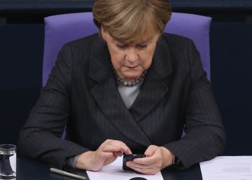 No parece un iPhone, pero bueno: es Angela Merkel y está cacharreando con un móvil,