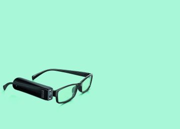 Estas son las gafas Orcam My Eye 2.0. Se coloca con unos imanes sobre la patilla de cualquier gafa. Es visible por los demás, pero no aparatoso.
