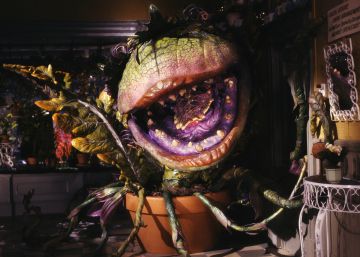 Audrey II, la planta carnívora de 'La tienda de los horrores' (1986)