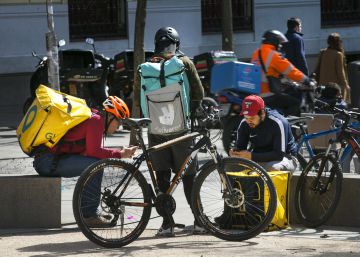 Trabajadores de empresas de reparto, entre ellos Deliveroo y Glovo en la plaza de Alonso Martínez (Madrid) el pasado mes de marzo.