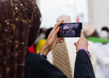 Una mujer hace fotografías con su 'smartphone' durante las fiestas Maulidi en Kenia. rn rn