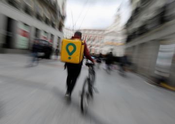 Un repartidor de Glovo en bicicleta en el centro de Madrid.