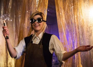 Jodie Whittaker encarnando a la más reciente doctora de la saga televisiva británica