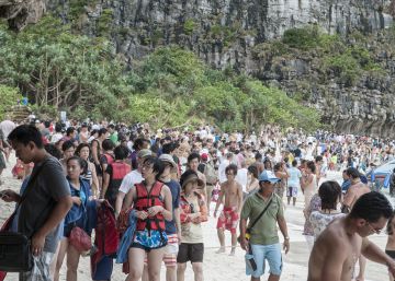 Maya Bay, la isla que han cerrado en Tailandia para recuperar el ecosistema, cuando todavía estaba hasta arriba de turistas.