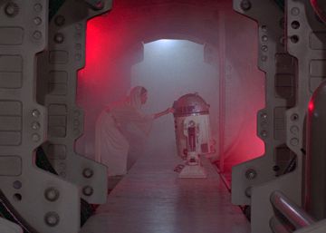 La princesa Leia y el robot R2D2 en la saga 'Star Wars'.