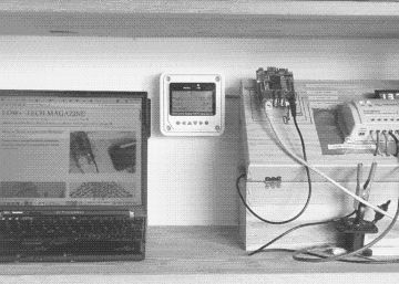 Segundo prototipo del servidor que mantiene la web solar (la fotografía está difuminada para reducir su peso y el consecuente gasto energético)