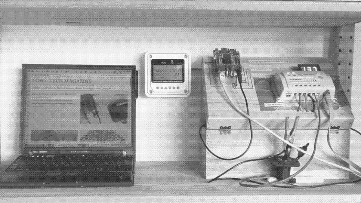 Segundo prototipo del servidor que mantiene la web solar (la fotografía está difuminada para reducir su peso y el consecuente gasto energético)