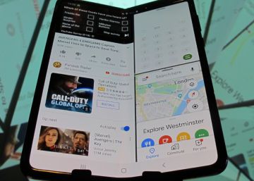 Una usuaria ejecuta varias aplicaciones ejecutadas a la vez en el Galaxy Fold.
