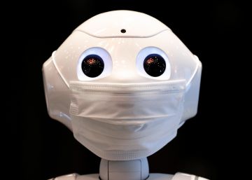 El robot humanoide Pepper en un hotel designado para acomodar a enfermos de coronavirus en Tokio.