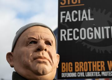 Un hombre enmascarado en una protesta organizada en enero en Cardiff contra el uso de cámaras de reconocimiento facial por parte de la policía