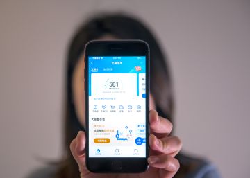 Cao Guohua muestra su crédito social de Zhima, tras aparecer en la lista de personas deshonestas