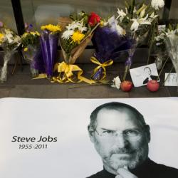 Santuario improvisado para conmemorar la figura de Steve Jobs, en la tienda de Apple en Pekín