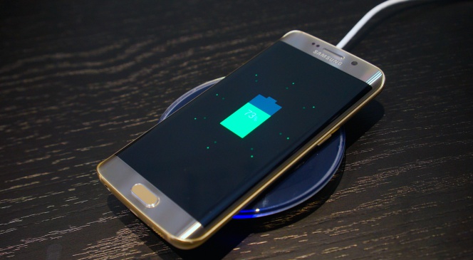 Sollozos fibra Validación El Samsung Galaxy S6 tiene "carga inalámbrica dual" ¿eso que significa y  por qué importa tanto? | Smartphones | Cinco Días