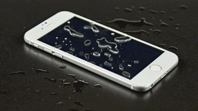 El iPhone 7 y el agua, hay indicios que será sumergible | Smartphones | Cinco Días