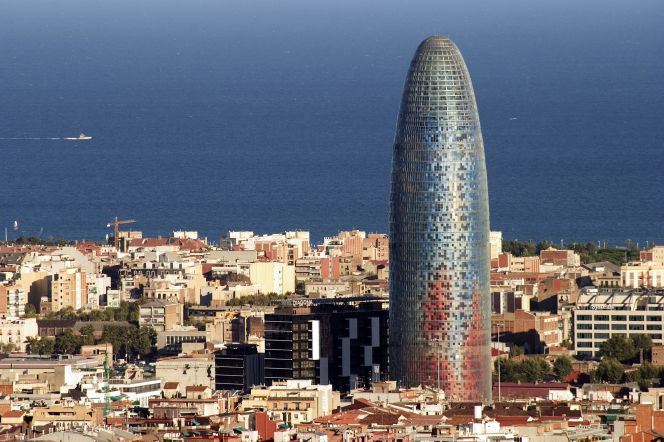 Recientemente masculino respirar Merlin compra la Torre Agbar de Barcelona por 142 millones | Empresas |  Cinco Días