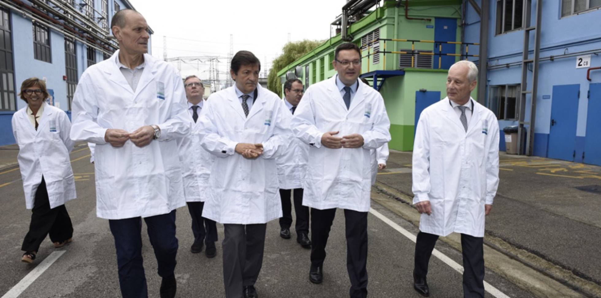 Visita a la empresa Bayer, en La Felguera (Asturias). Desde la derecha, Rainer Krause, consejero delegado de Bayer Iberia, Jorge Álvarez, director de La Felguera y Javier Fernández, presidente de Asturias.