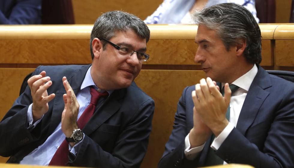 Los ministros de Energía y Fomento, Álvaro Nadal e Íñigo de la Serna.