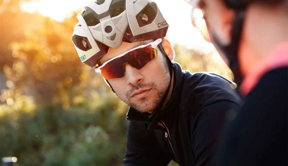 casco para ciclistas integra dos cámaras que actúan como retrovisor | Gadgets | Cinco