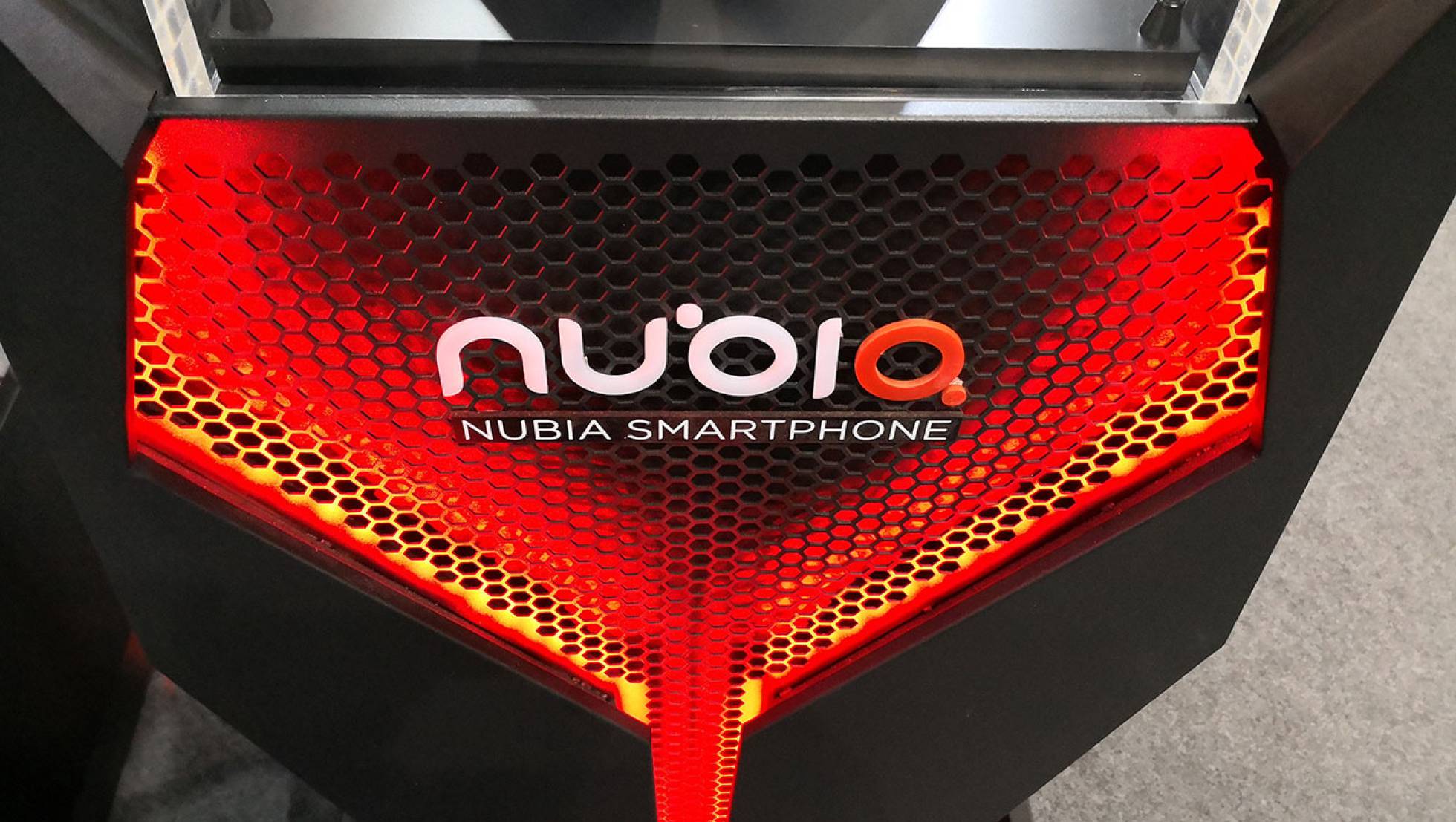Nubia presenta concepto futurista de smartphone para jugadores