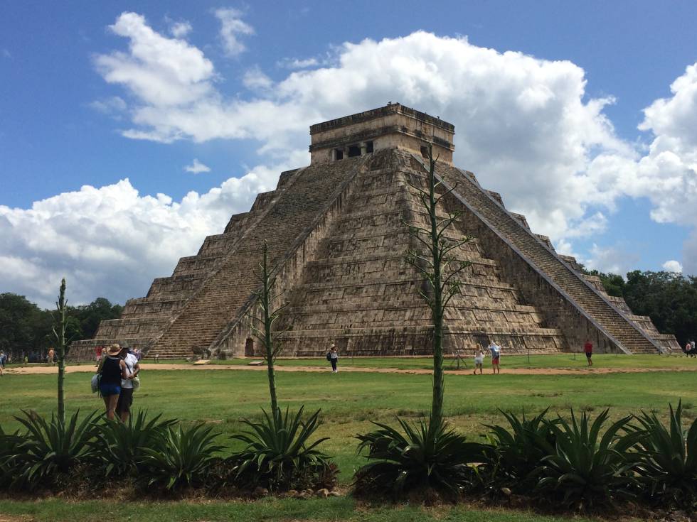 La gran pirámide de Kukulcán en el recinto arqueológico de Chichén Itzá.