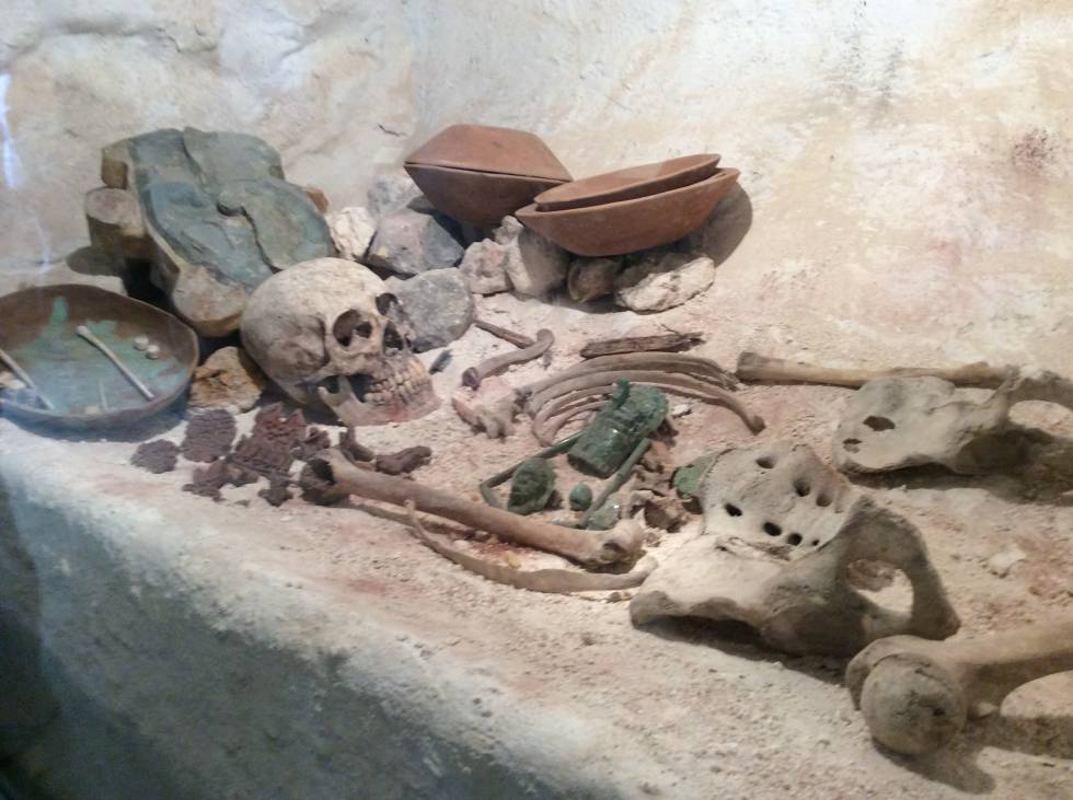 Restos de una tumba maya con adornos de jade en el Museo Arqueológico de Campeche, en el Fuerte San Miguel.