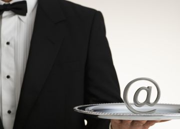 El mayordomo ya no limpia plata, dirige equipos