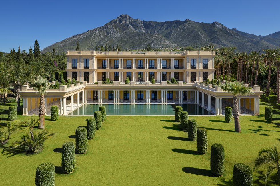 Villa Palaciega en la Milla de Oro de Marbella. Superficie de 4.903 mÂ² con un terreno de 11.009 mÂ². 12 dormitorios y 12 baÃ±os. Precio: 32 millones. Comercializa: Engel & Volkers.