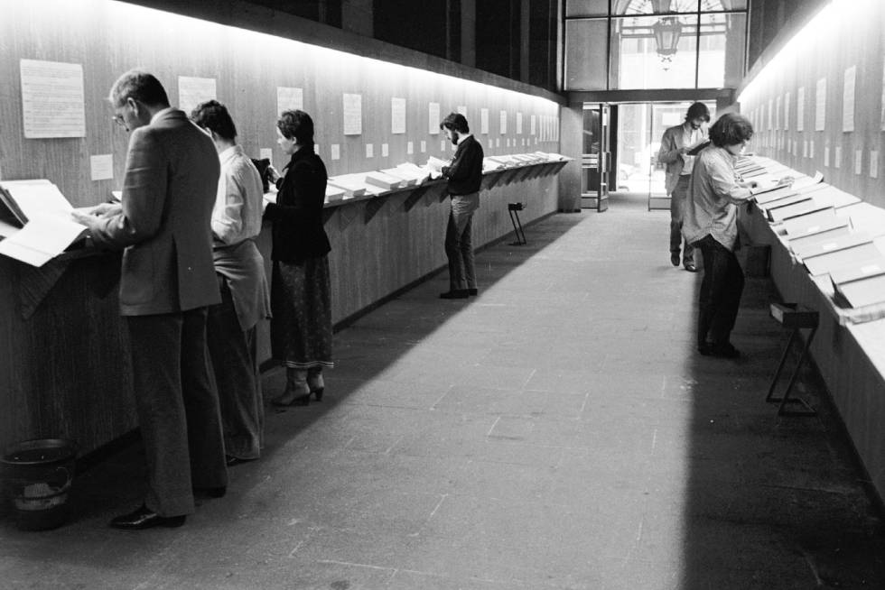 Ciudadanos revisan los tomos con las declaraciones públicas de los contribuentes en el hall del Ministerio de Hacienda en Madrid en 1979.