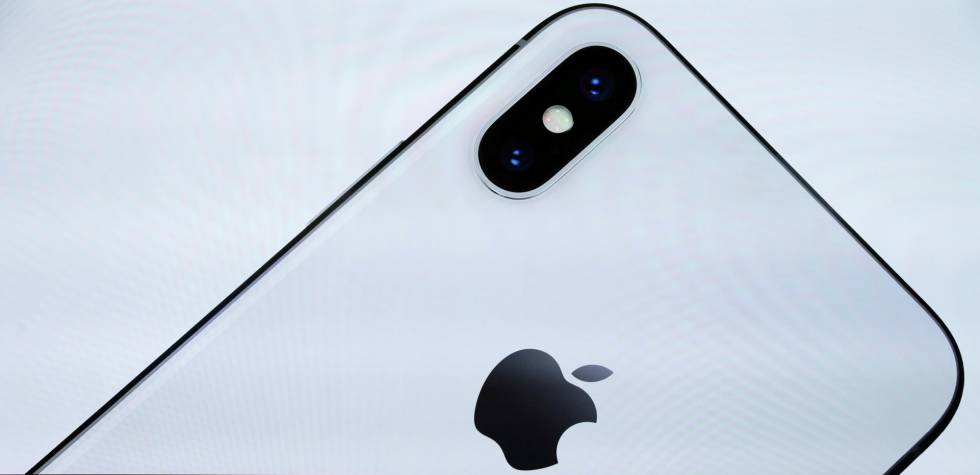 Un iPhone X en la pantalla del centro de la compañía en Cupertino, California.