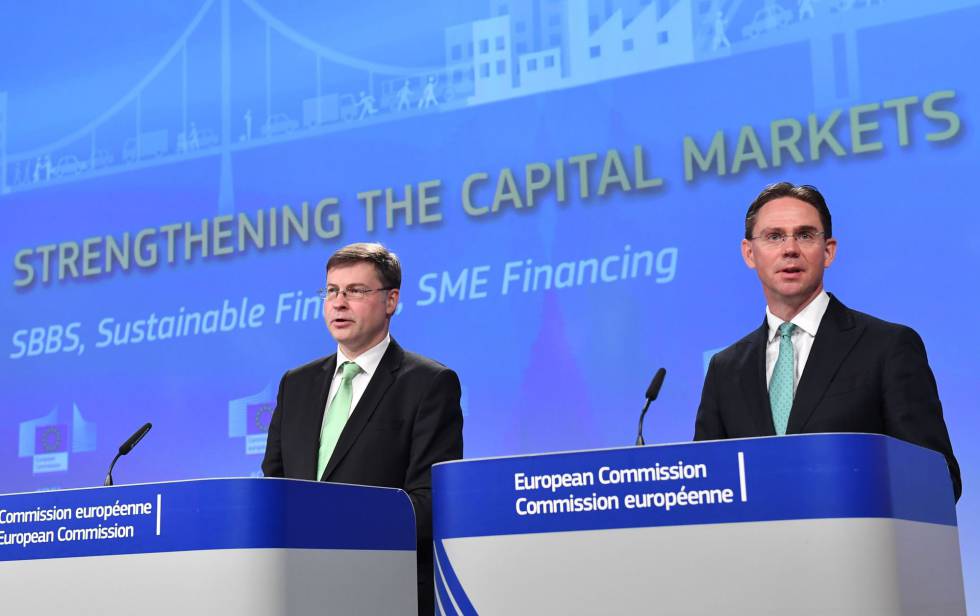 Los vicepresidentes de la CE, Valdis Dombrovskis (izda.) and Jyrki Katainen, presentan en Bruselas la regulación de inversiones ecológicas. AFP PHOTO EMMANUEL DUNAND
