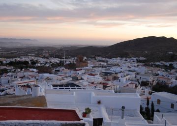 Vista panor&aacute;mica de N&iacute;jar, Andaluc&iacute;a, al atardecer.