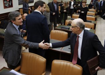Pedro Saura, durante su etapa de portavoz econ&oacute;mico del Grupo Socialista, saluda al entonces ministro de Hacienda, Crist&oacute;bal Montoro.