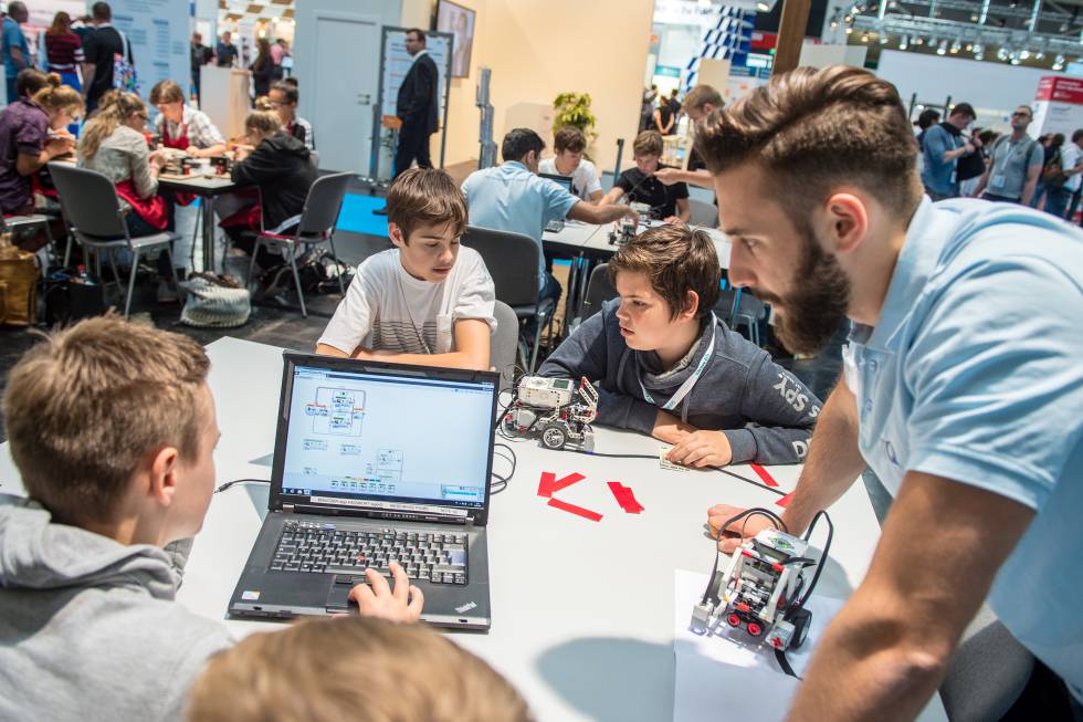 Un grupo de niños aprende a programar robots en la feria Automatica 2018, en Munich.