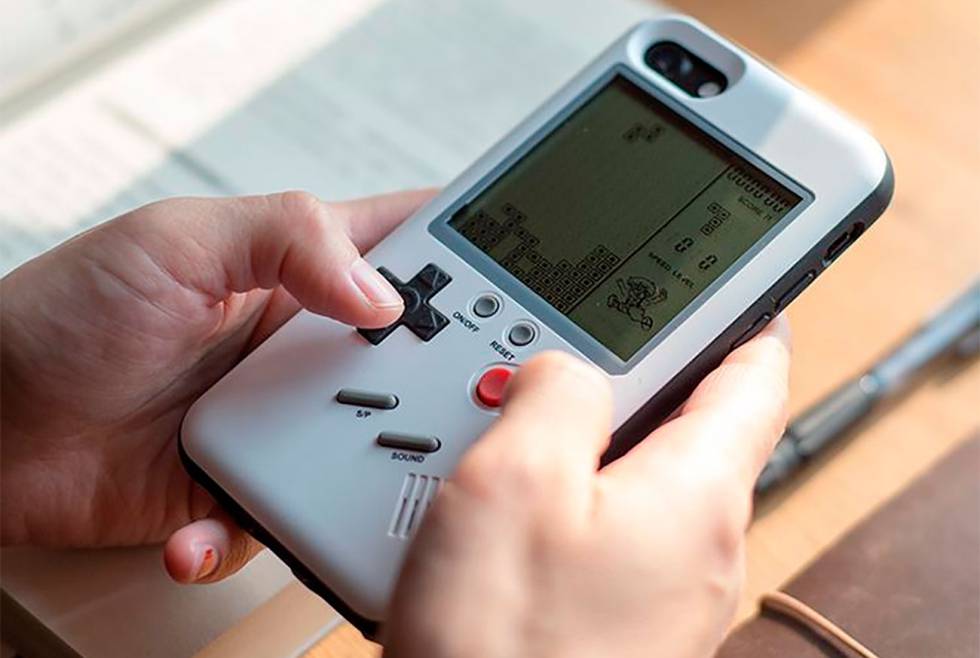 Monica detective almuerzo Esta funda convierte tu iPhone en una Game Boy clásica con la que puedes  jugar | Gadgets | Cinco Días